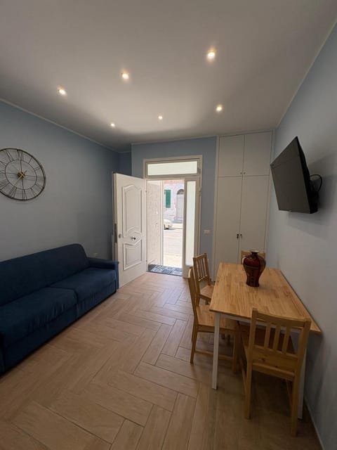 Communal lounge/ TV room, TV and multimedia, Living room, Dining area, Evening entertainment