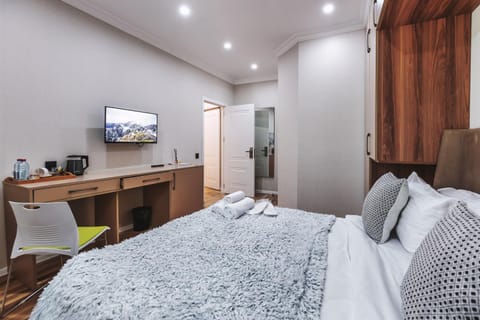 Bed, TV and multimedia, Photo of the whole room, Bedroom