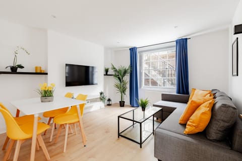 Bed, TV and multimedia, Living room, Dining area, Evening entertainment