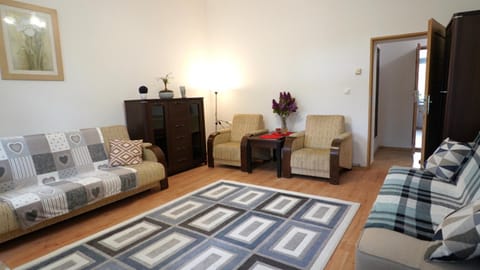 Bed, TV and multimedia, Photo of the whole room, towels, wardrobe