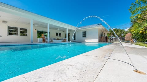 Tranquility Villa Heated Pool & Lanai Villa in Tequesta