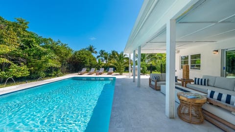 Tranquility Villa Heated Pool & Lanai Villa in Tequesta