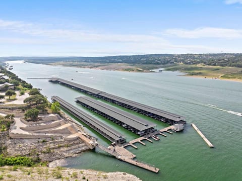 Luxe 3-Story Retreat - Chefs Kitchen and Firepit House in Lake Travis