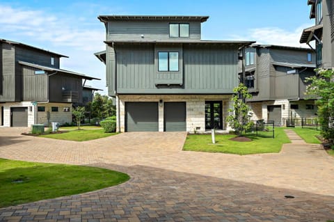 Luxe 3-Story Retreat - Chefs Kitchen and Firepit House in Lake Travis