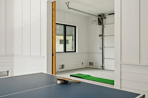 Luxe 3-Story Retreat - Chefs Kitchen and Firepit House in Lake Travis