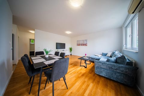 TV and multimedia, Living room, Dining area, air conditioner