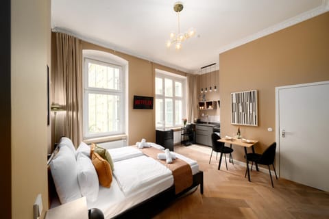 Bed, Photo of the whole room, Seating area