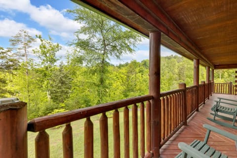 NEW Smoky Mountain Cabin Cozy & Convenient Cabin in Sevierville