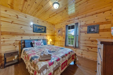 NEW Smoky Mountain Cabin Cozy & Convenient Cabin in Sevierville