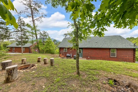 NEW Smoky Mountain Cabin Cozy & Convenient Cabin in Sevierville