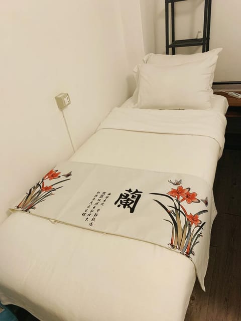 Quiet & Relaxing Place - 1 min to Metro - Later Check-in - LGBT Friendly - Private & Shared Room - This is a home , not a hostel or a hotel Vacation rental in Milan