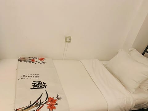 Quiet & Relaxing Place - 1 min to Metro - Later Check-in - LGBT Friendly - Private & Shared Room - This is a home , not a hostel or a hotel Vacation rental in Milan