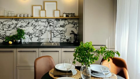 Kitchen or kitchenette, Dining area