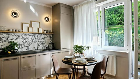 Kitchen or kitchenette, Dining area