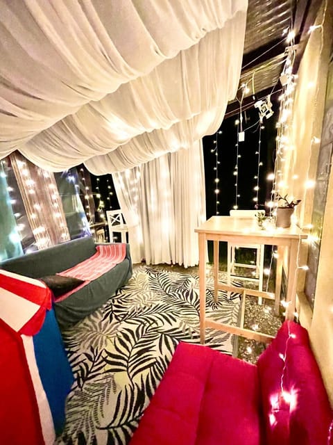 Bed, Living room, Photo of the whole room, Seating area, Dining area