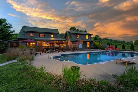 Sleeps 20 Sport Court Pool Hot Tub Playground House in Mills River