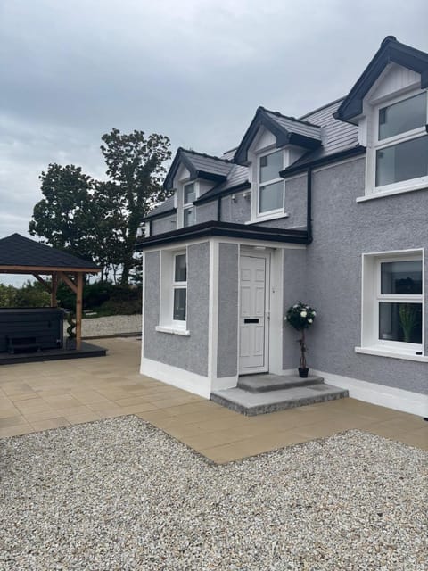 Rose Cottage at Hilltop Hideaway House in Longford