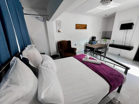 TV and multimedia, Photo of the whole room, Seating area, Bedroom