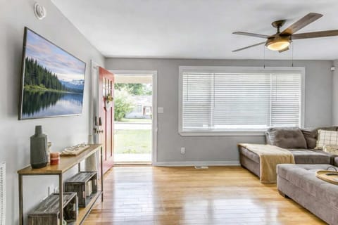 Communal lounge/ TV room, Facade/entrance, TV and multimedia, Living room, Seating area