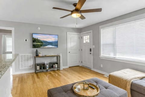 Communal lounge/ TV room, TV and multimedia, Living room, Seating area, Evening entertainment