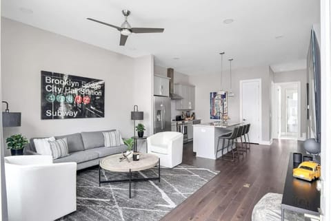 TV and multimedia, Kitchen or kitchenette, Living room, Seating area