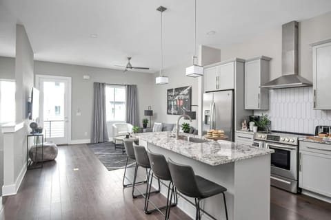 Kitchen or kitchenette, Seating area, oven, stove