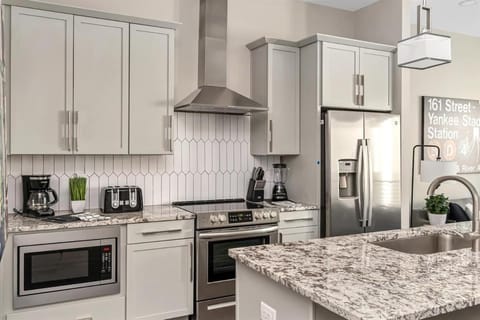 Coffee/tea facilities, Kitchen or kitchenette, dishwasher, microwave, oven, stove, toaster