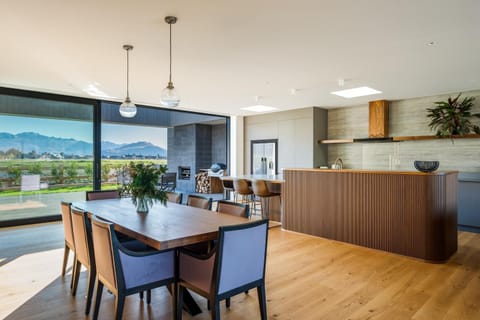 Living room, Seating area, Dining area, Mountain view, kitchen