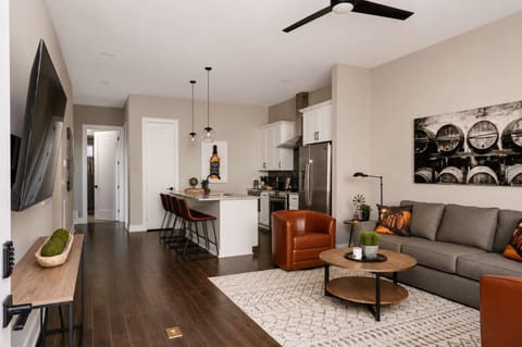 Communal lounge/ TV room, TV and multimedia, Kitchen or kitchenette, Living room, Seating area, Dining area, Evening entertainment, oven, stove