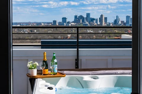 Hot Tub, View (from property/room), Balcony/Terrace, Food and drinks, City view