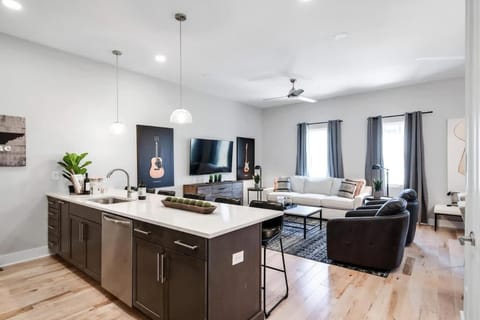 TV and multimedia, Kitchen or kitchenette, Living room, Seating area