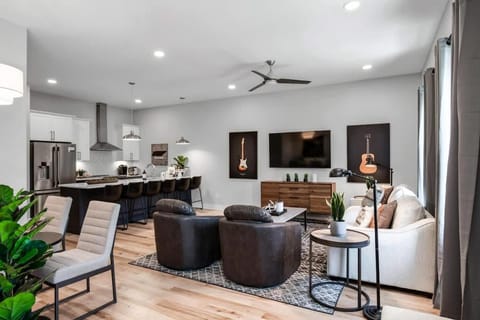 Communal lounge/ TV room, TV and multimedia, Kitchen or kitchenette, Living room, Seating area, Dining area