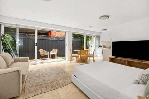 Bed, TV and multimedia, Living room, Other, Seating area, Bedroom