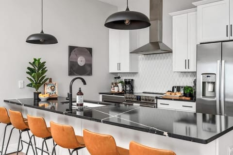 Coffee/tea facilities, Kitchen or kitchenette, oven, stove, toaster