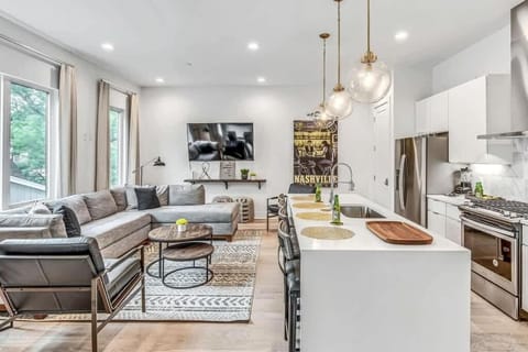 Communal lounge/ TV room, TV and multimedia, Kitchen or kitchenette, Living room, Seating area, Dining area, oven, stove