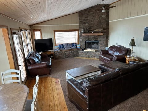 TV and multimedia, Living room, Seating area, Evening entertainment