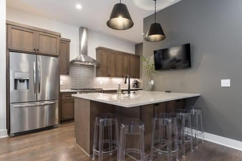 TV and multimedia, Kitchen or kitchenette, Dining area, oven, stove