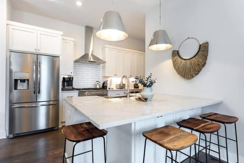 Coffee/tea facilities, Kitchen or kitchenette, Dining area, dishwasher, oven, stove