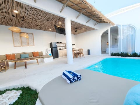 Property building, Swimming pool, sunbed