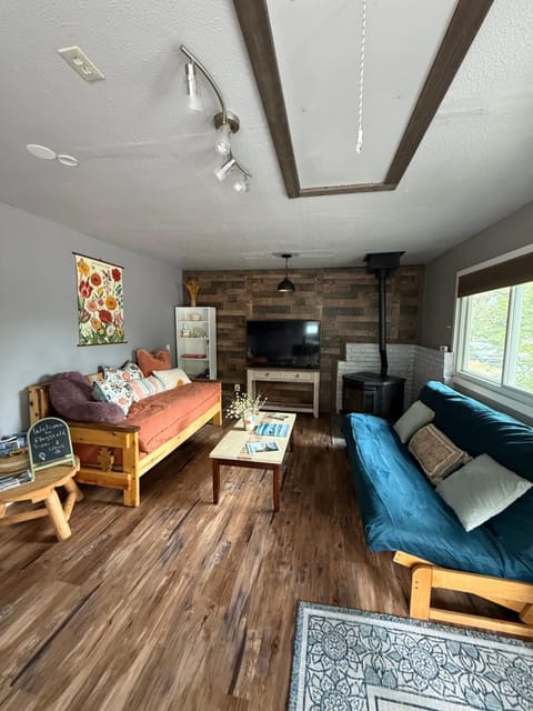 Communal lounge/ TV room, TV and multimedia, Living room, Seating area, Evening entertainment