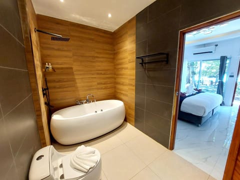 Shower, Bed, Bathroom, Bedroom, Bath, towels