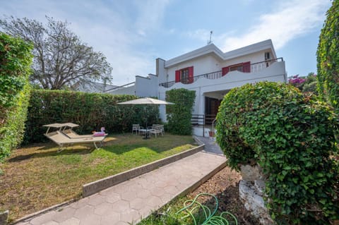 Property building, Patio, Day, Garden, Garden view, sunbed