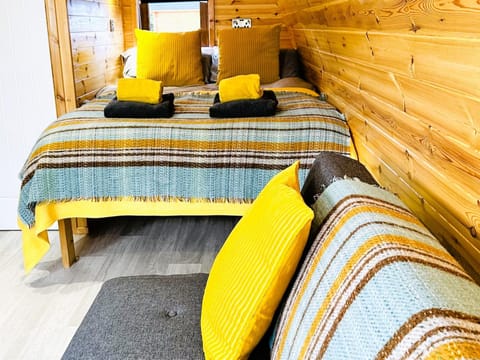 Communal lounge/ TV room, Bed, TV and multimedia, Living room, Photo of the whole room, Seating area, Bedroom