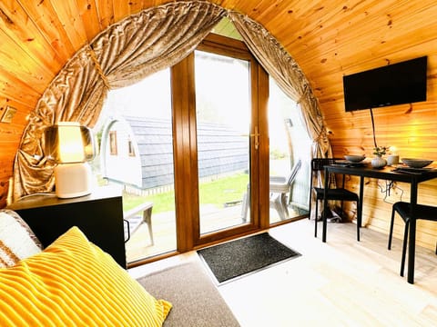 Patio, Communal lounge/ TV room, TV and multimedia, View (from property/room), Balcony/Terrace, Living room, Seating area, Dining area, Garden view, internet