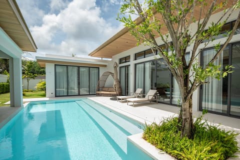 Swimming pool, sunbed