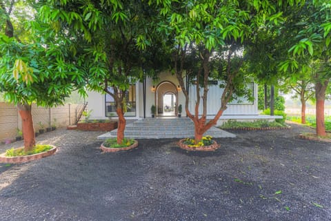 Facade/entrance, Spring, Day, Natural landscape, Garden, Garden view