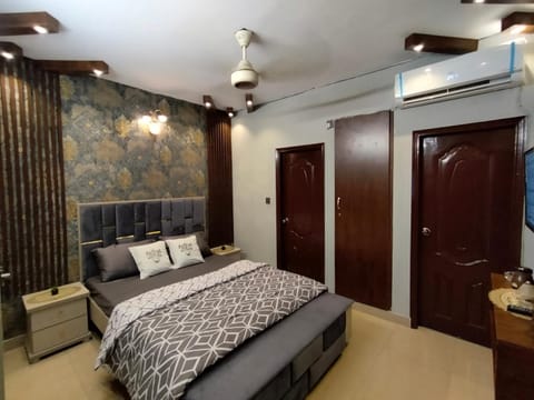 Bed, TV and multimedia, Photo of the whole room, Bedroom, wardrobe, air conditioner