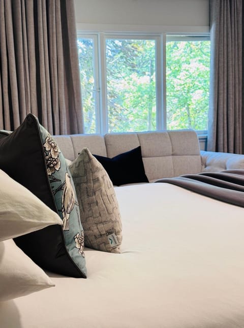 Bed, Seating area, Bedroom, Quiet street view