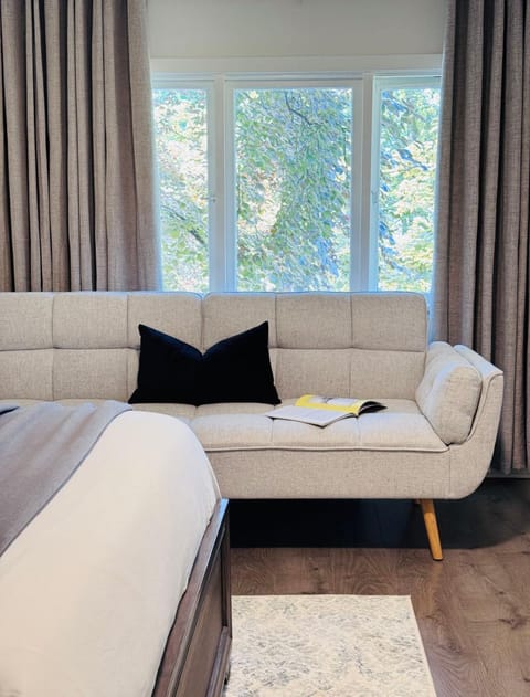 Seating area, Bedroom, Quiet street view