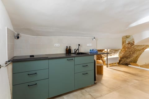 Coffee/tea facilities, Kitchen or kitchenette, stove